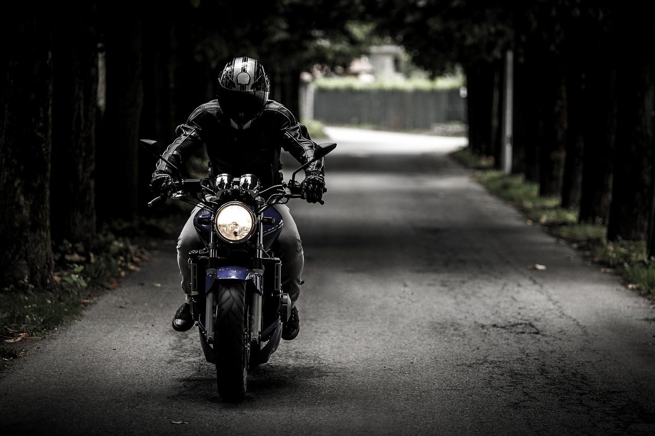 バイクに乗るライダー